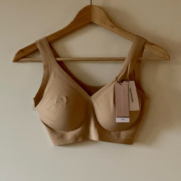 Medium Nude Calvin Klein Plunge Invisibles Bra - Picture 1 of 5
